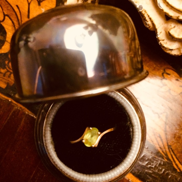 Unique Vintage Peridot rind Jewelry - Vintage,, Peridot birthstone ring, size 5 1/2 appx., in 10K yellow gold